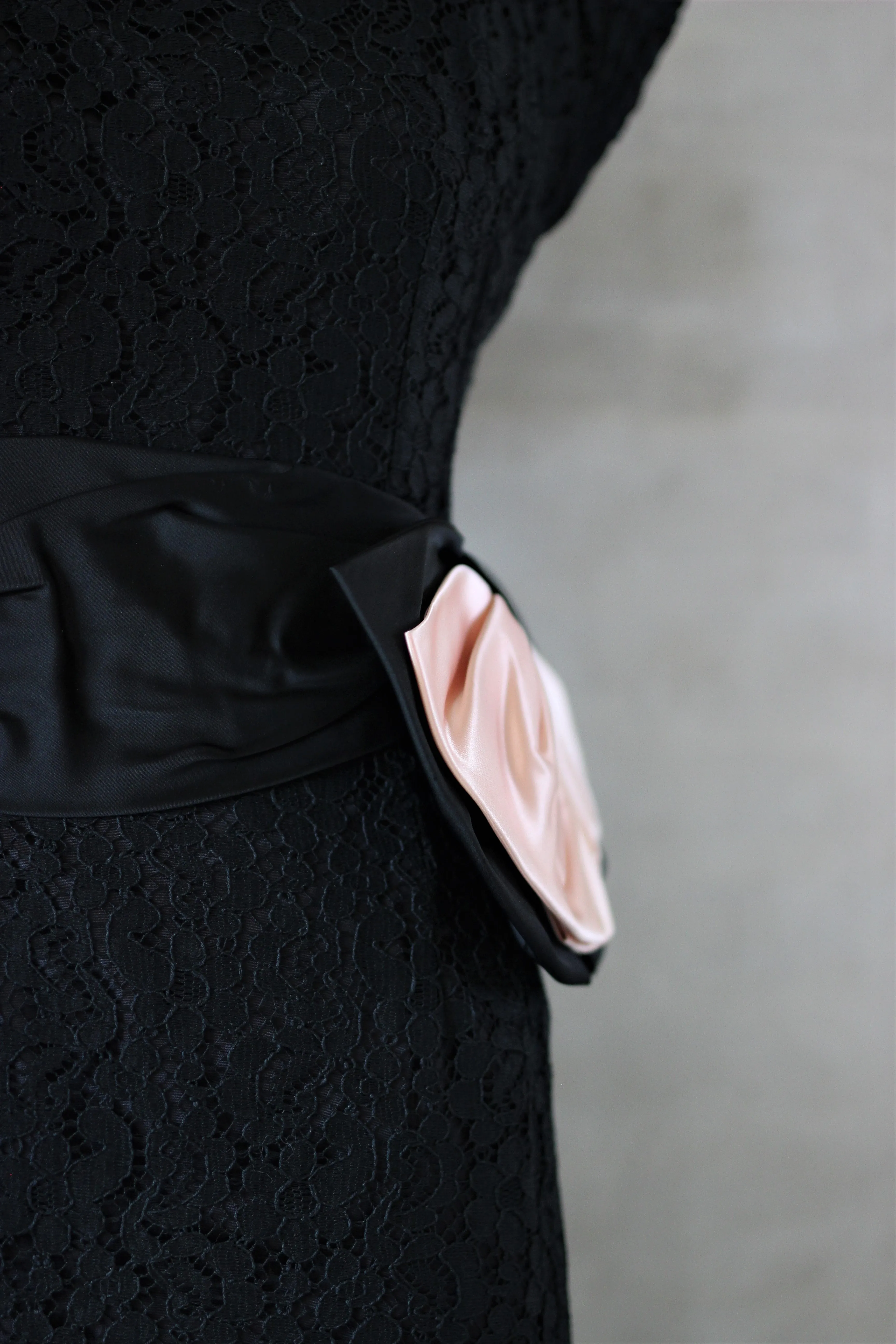 1950s Black Lace Dress with a Large Pink Bow//Size S/M