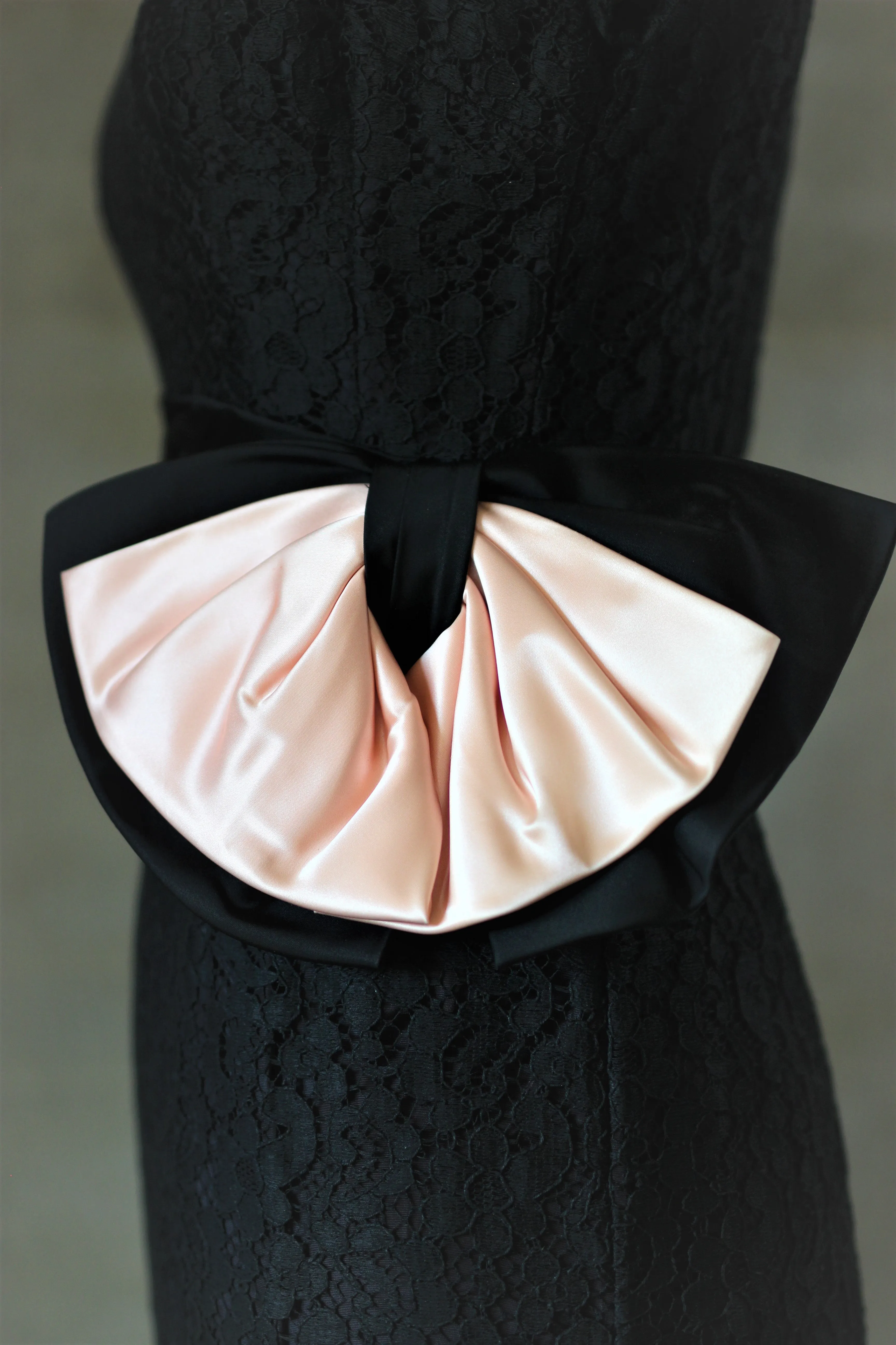 1950s Black Lace Dress with a Large Pink Bow//Size S/M