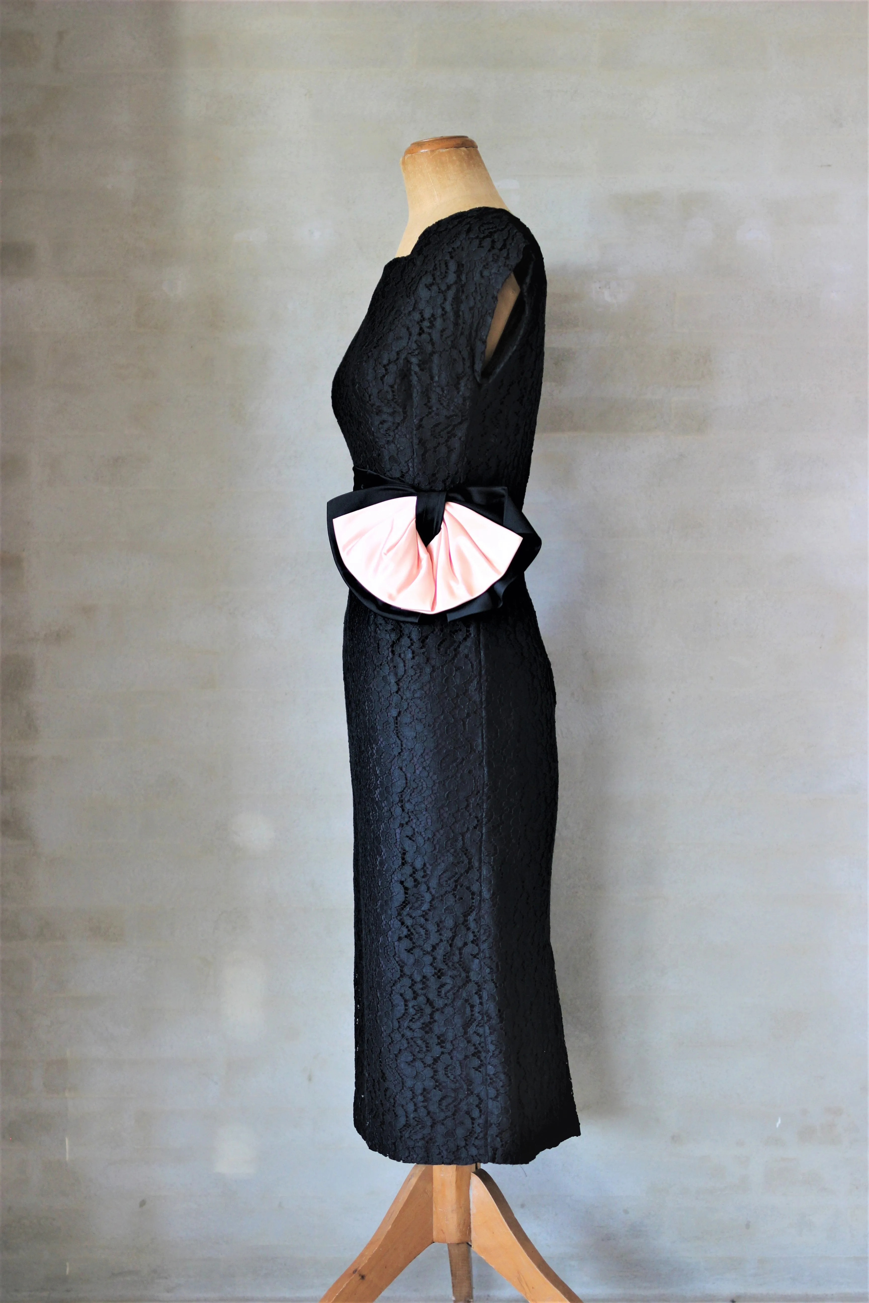 1950s Black Lace Dress with a Large Pink Bow//Size S/M