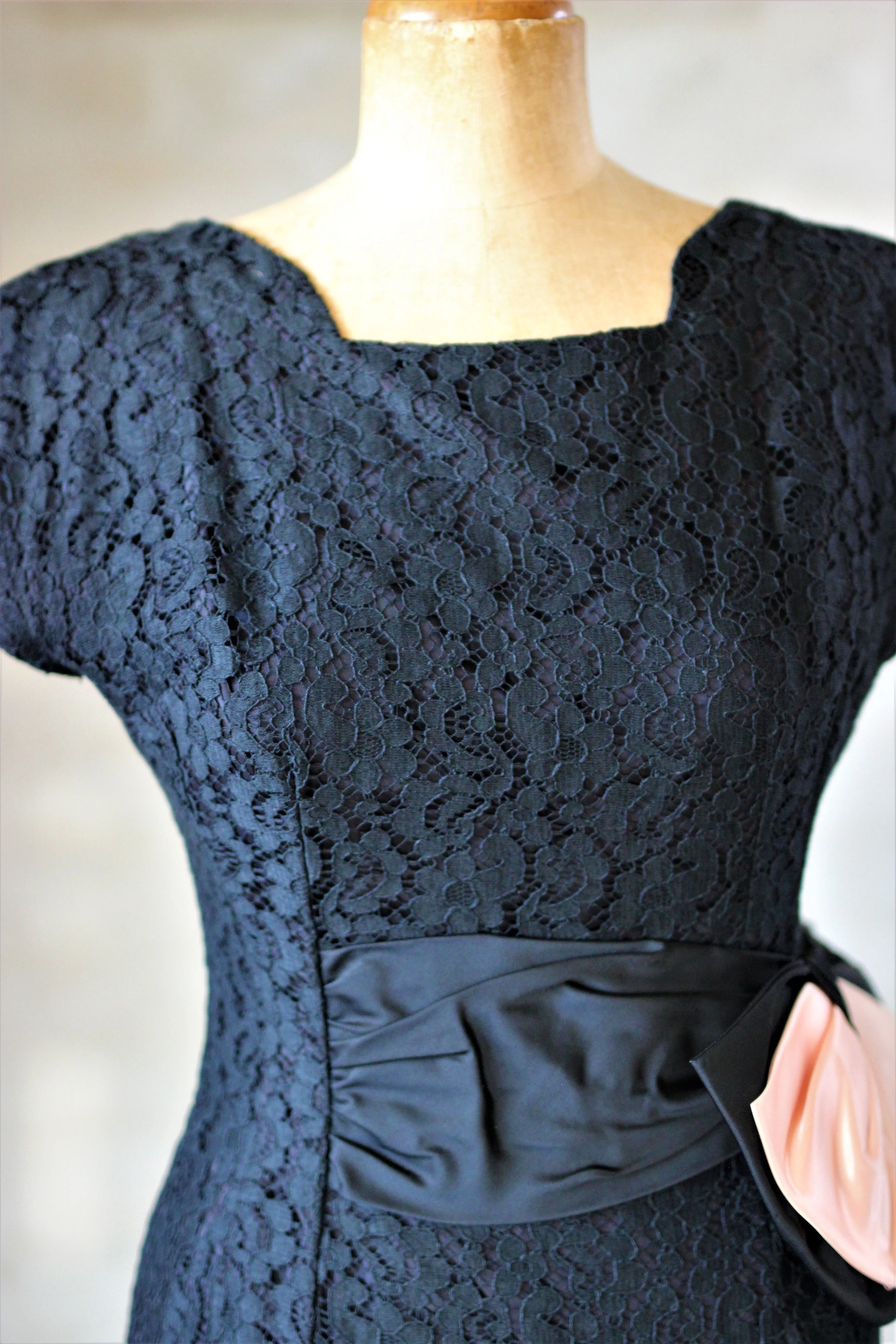 1950s Black Lace Dress with a Large Pink Bow//Size S/M