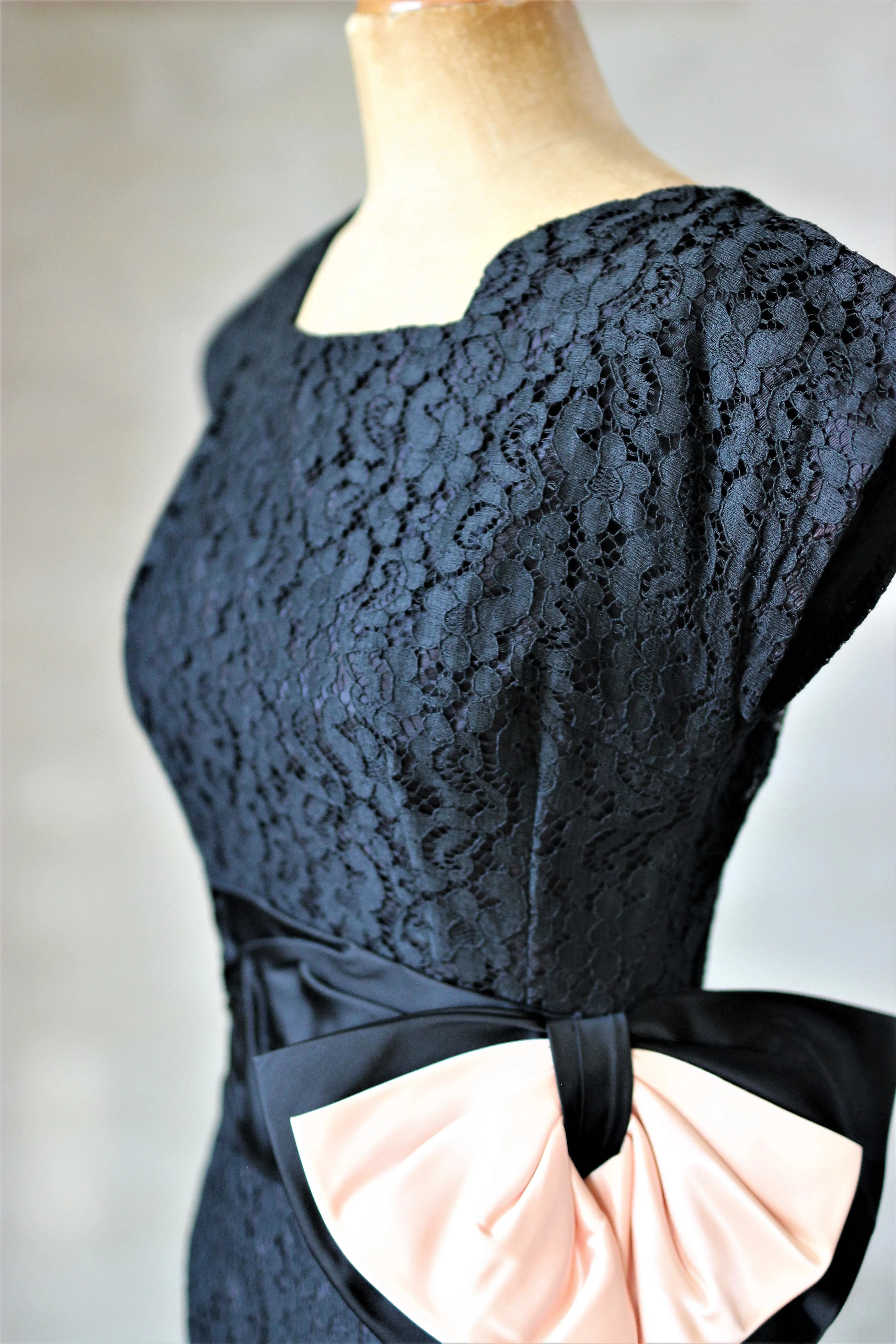 1950s Black Lace Dress with a Large Pink Bow//Size S/M