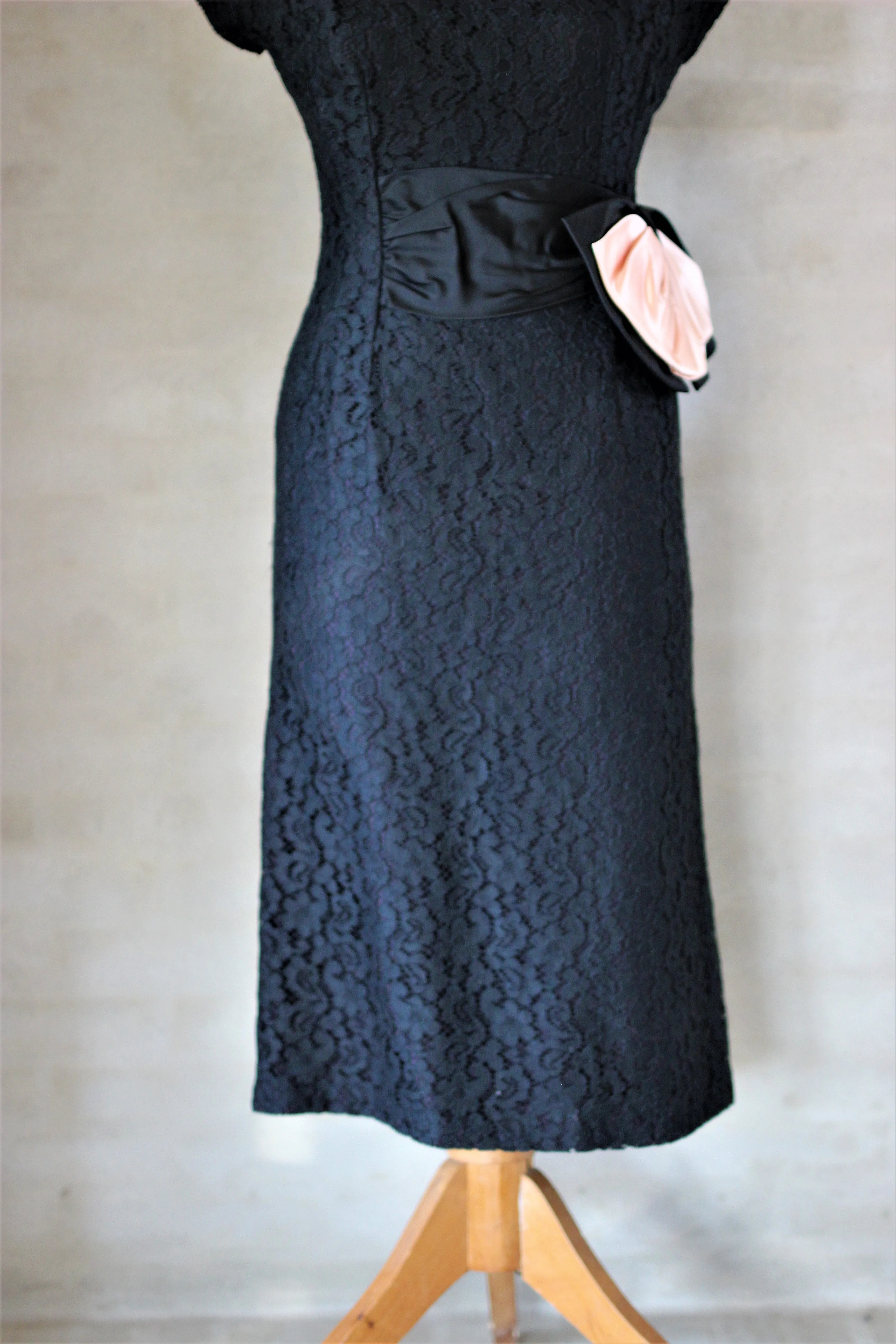 1950s Black Lace Dress with a Large Pink Bow//Size S/M