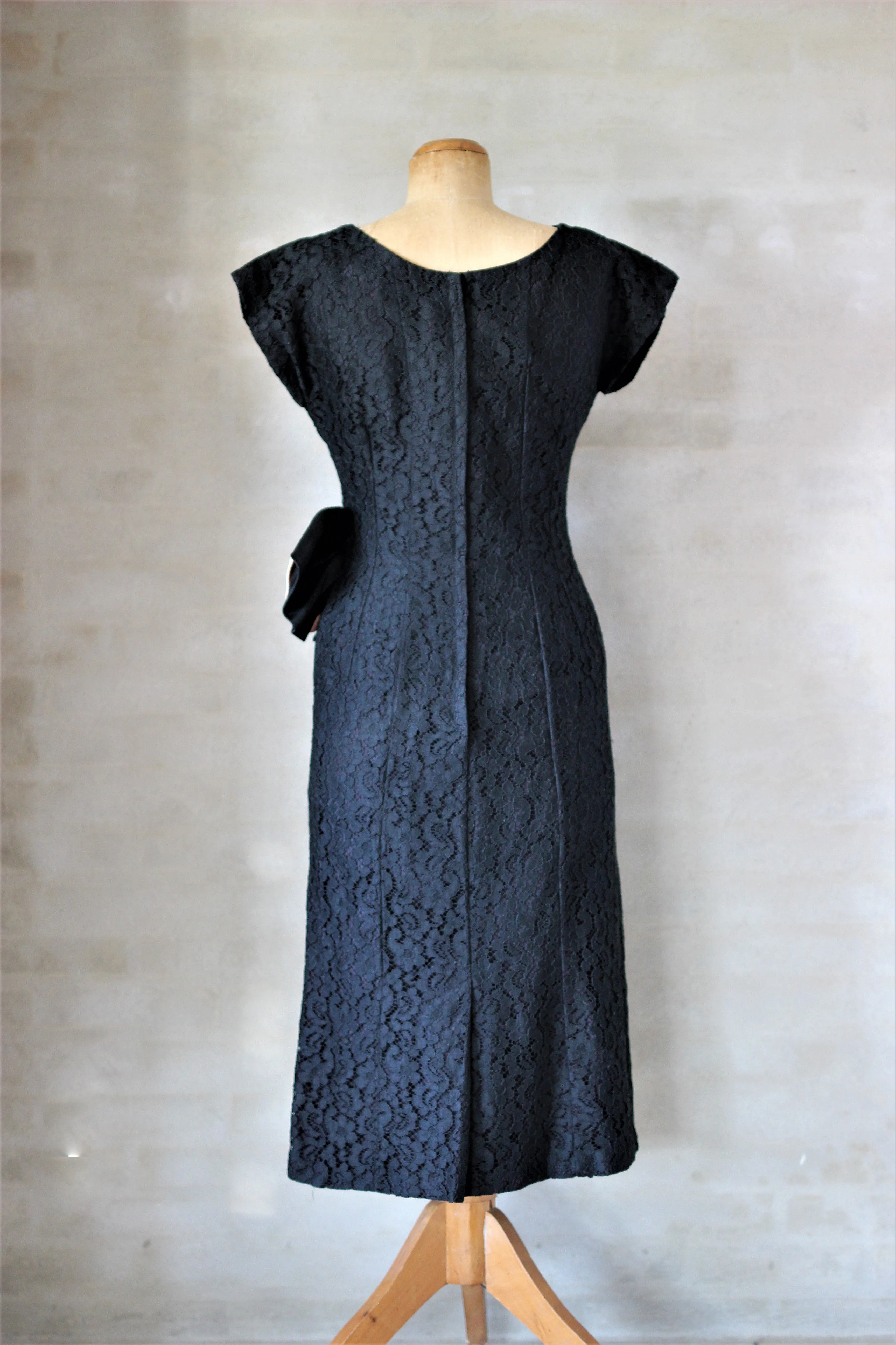 1950s Black Lace Dress with a Large Pink Bow//Size S/M