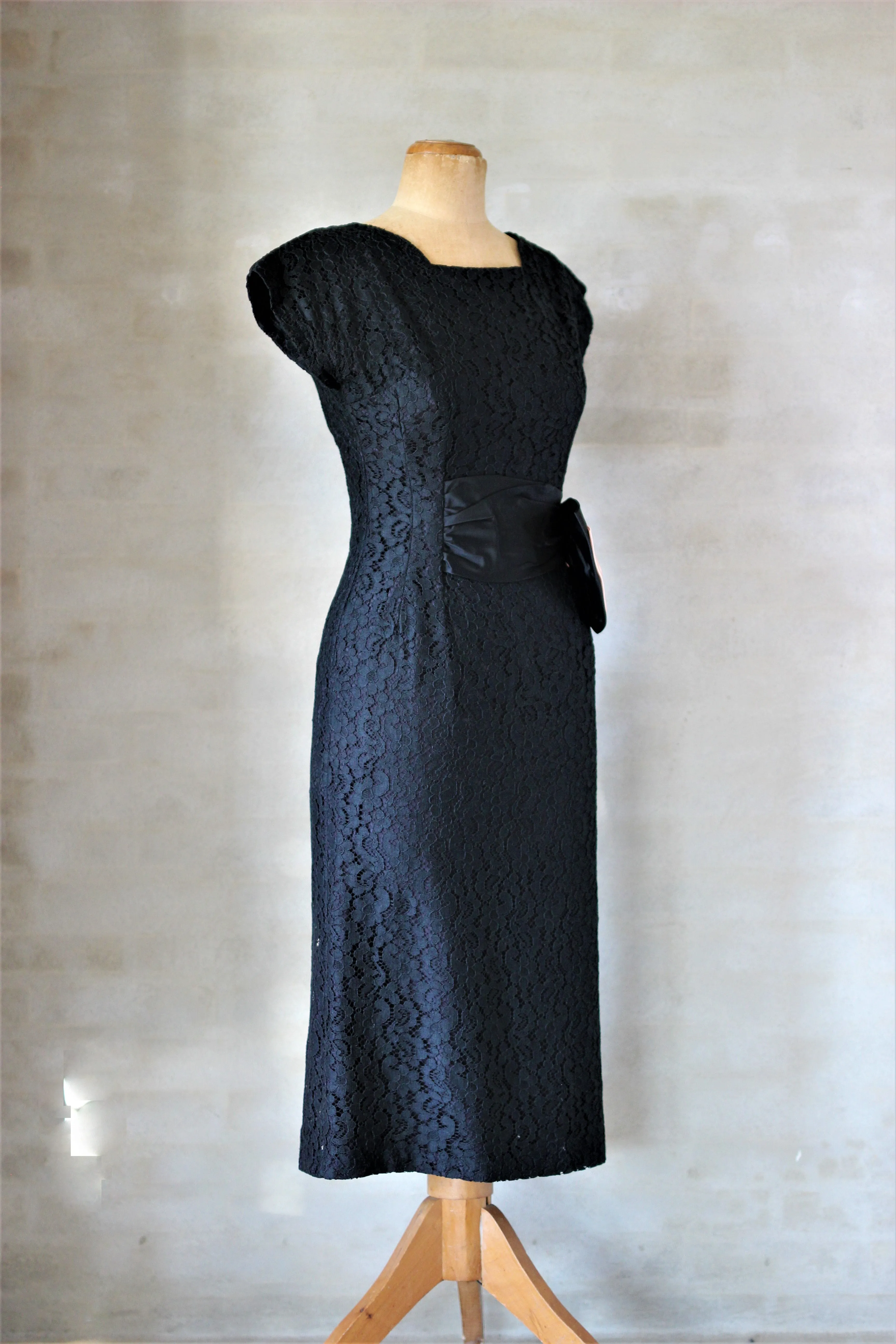 1950s Black Lace Dress with a Large Pink Bow//Size S/M