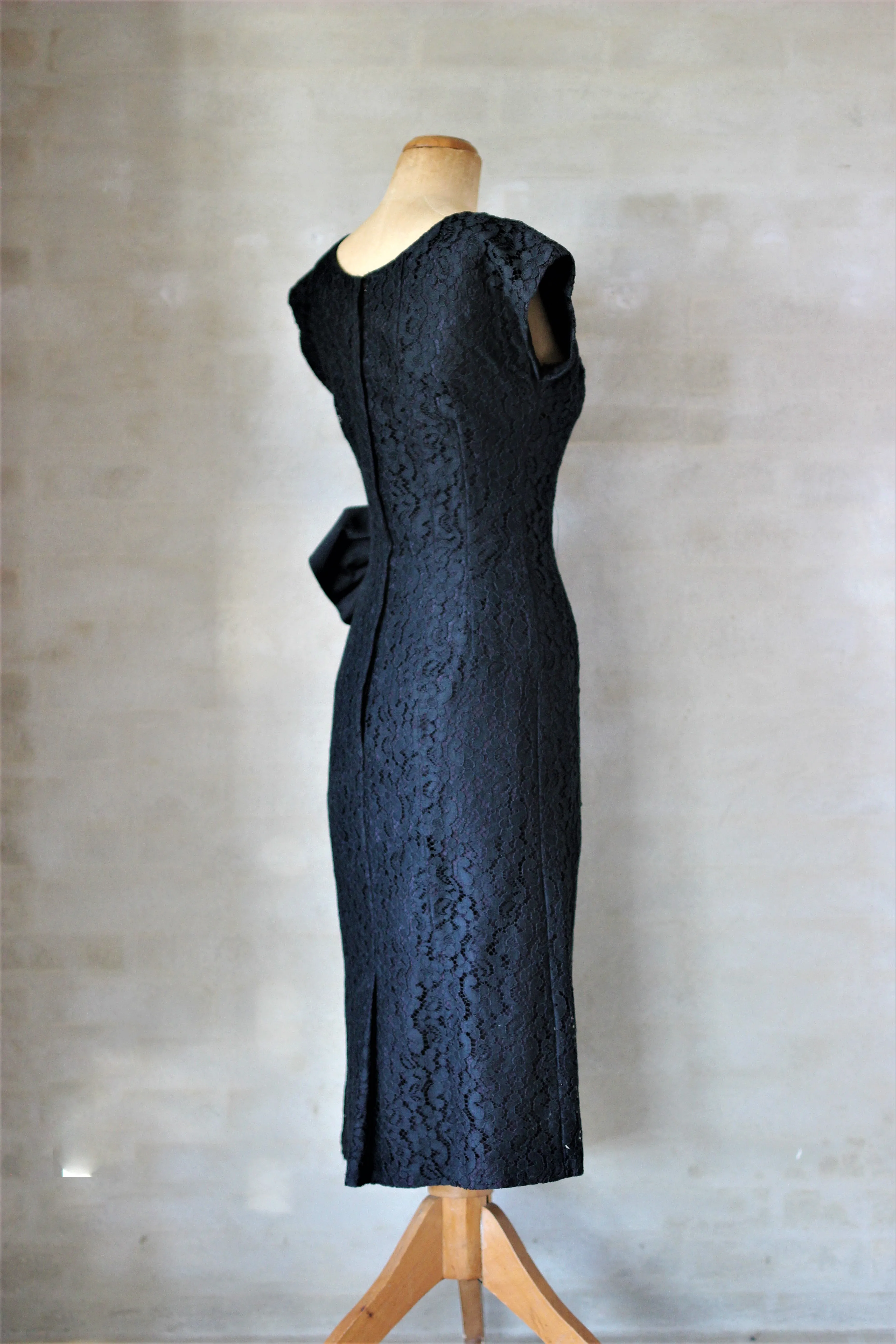 1950s Black Lace Dress with a Large Pink Bow//Size S/M