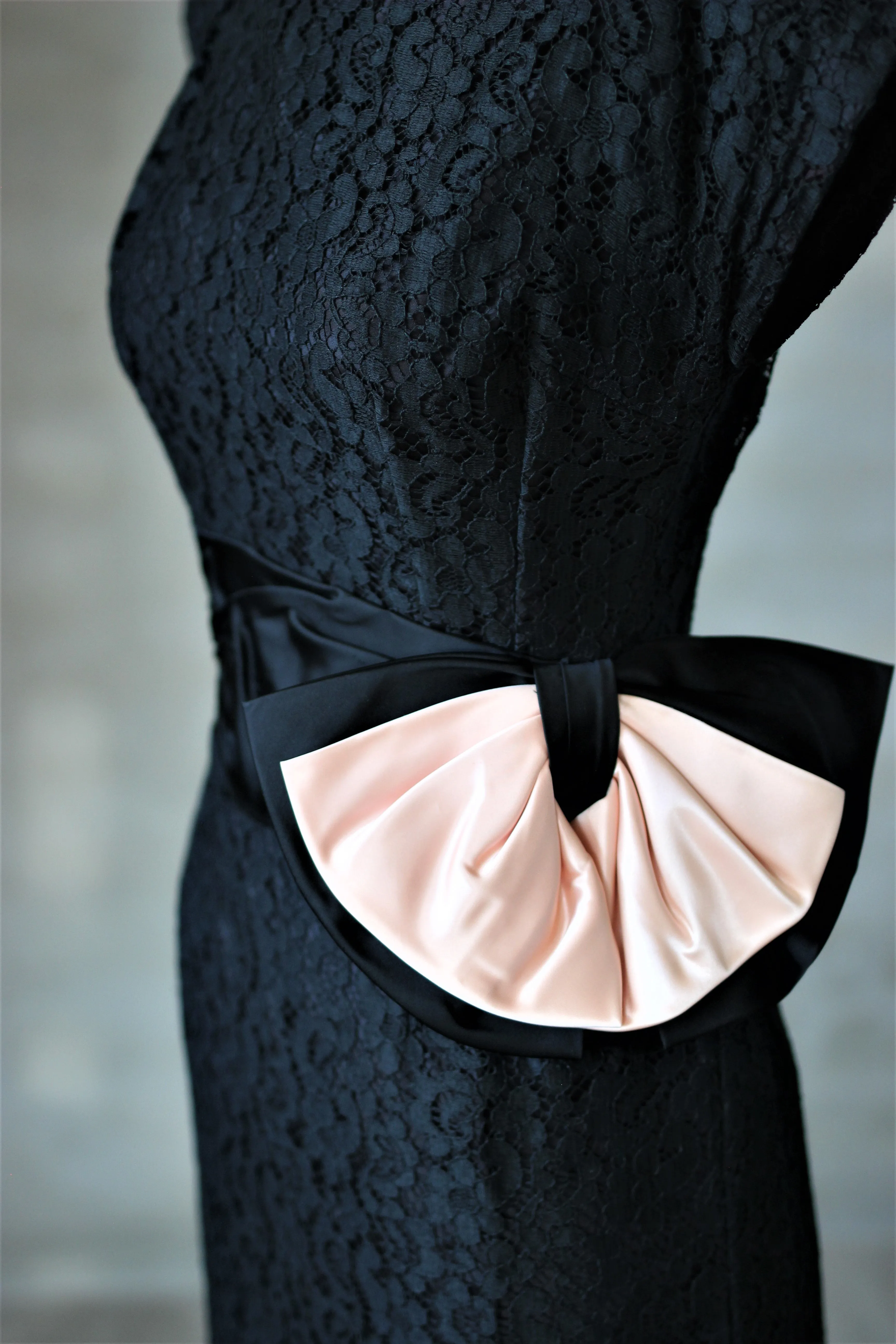 1950s Black Lace Dress with a Large Pink Bow//Size S/M