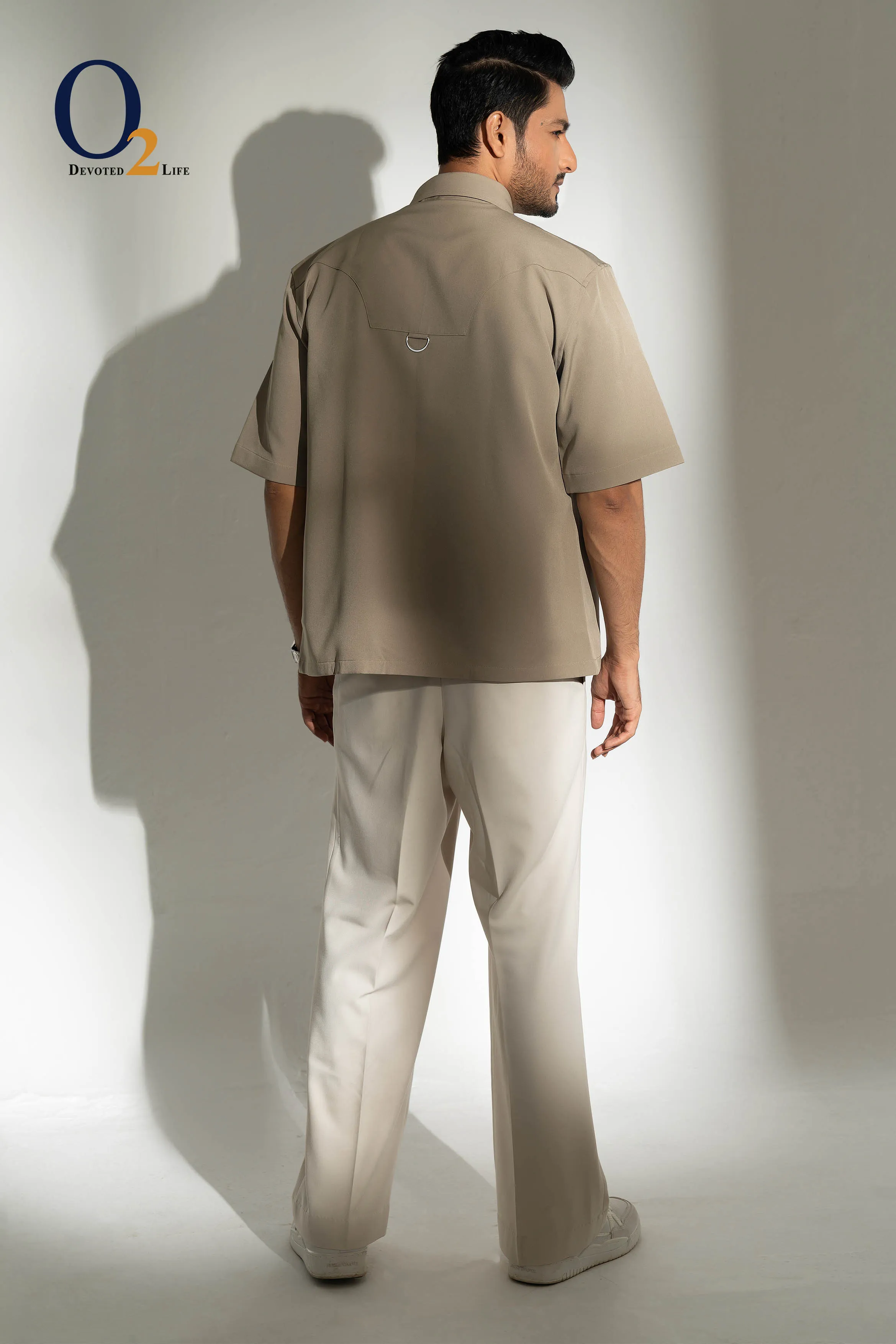 OVERSIZED SHIRT WITH CONTRAST TOPSTITCHING WITH METAL RING ON THE BACK